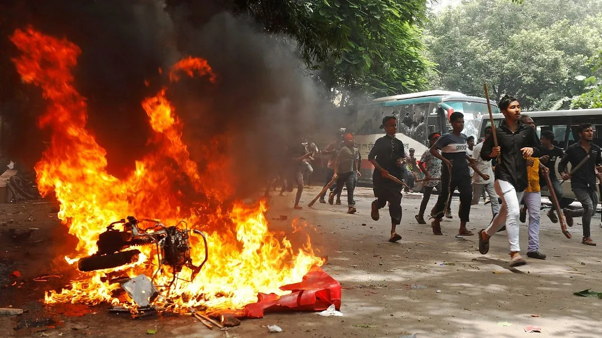 Bangladesh Violence: अब तक 97 की मौत, PM शेख हसीना के इस्&zwj;तीफे की मांग,  देशभर में कर्फ्यू! भारत सरकार ने नागरिकों से संपर्क में रहने को कहा